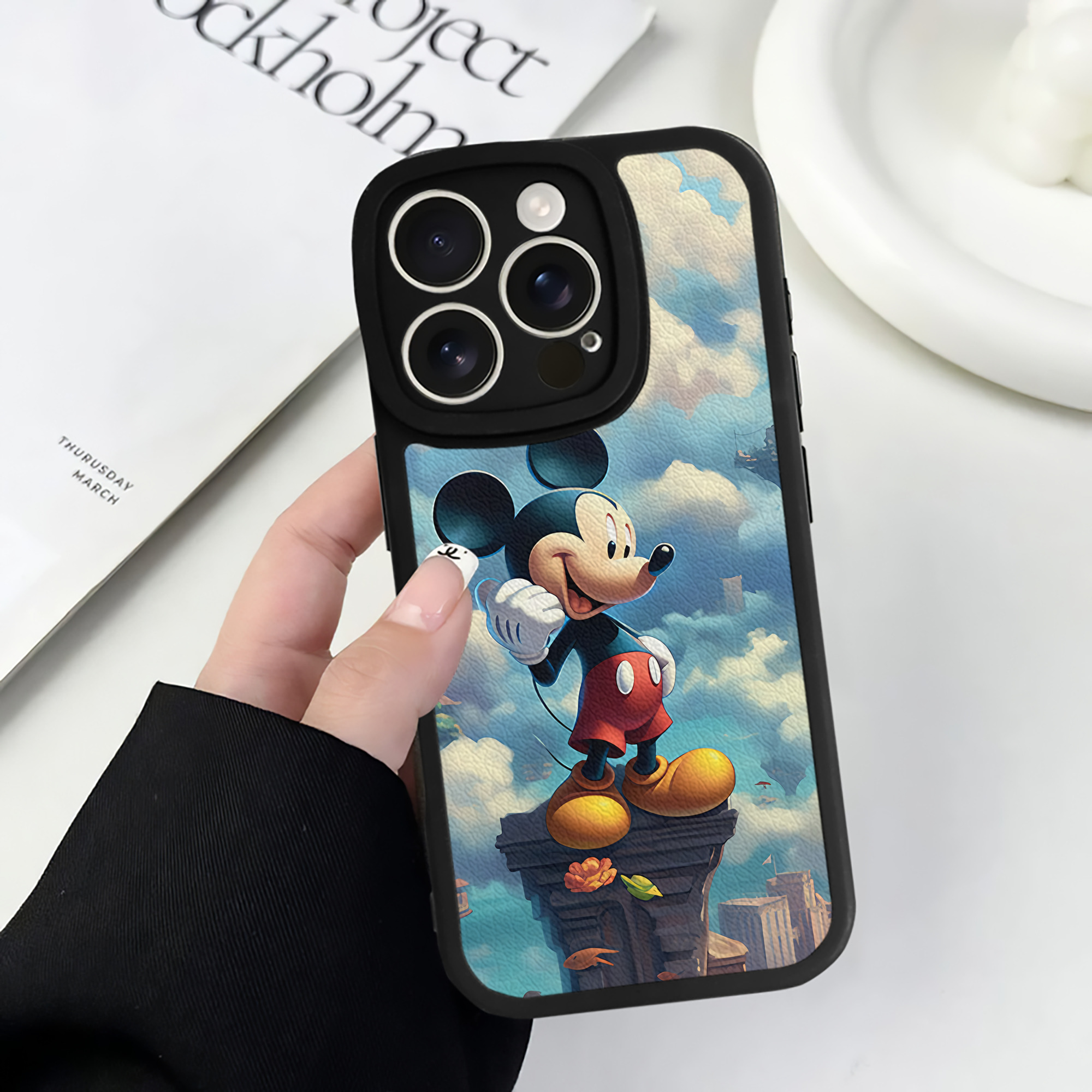 （画像用） ミッキーマウス Mickey Mouse 【iPhone 16シリーズ対応】シリコンスマホケース（レザー調） 材質：シリコン
